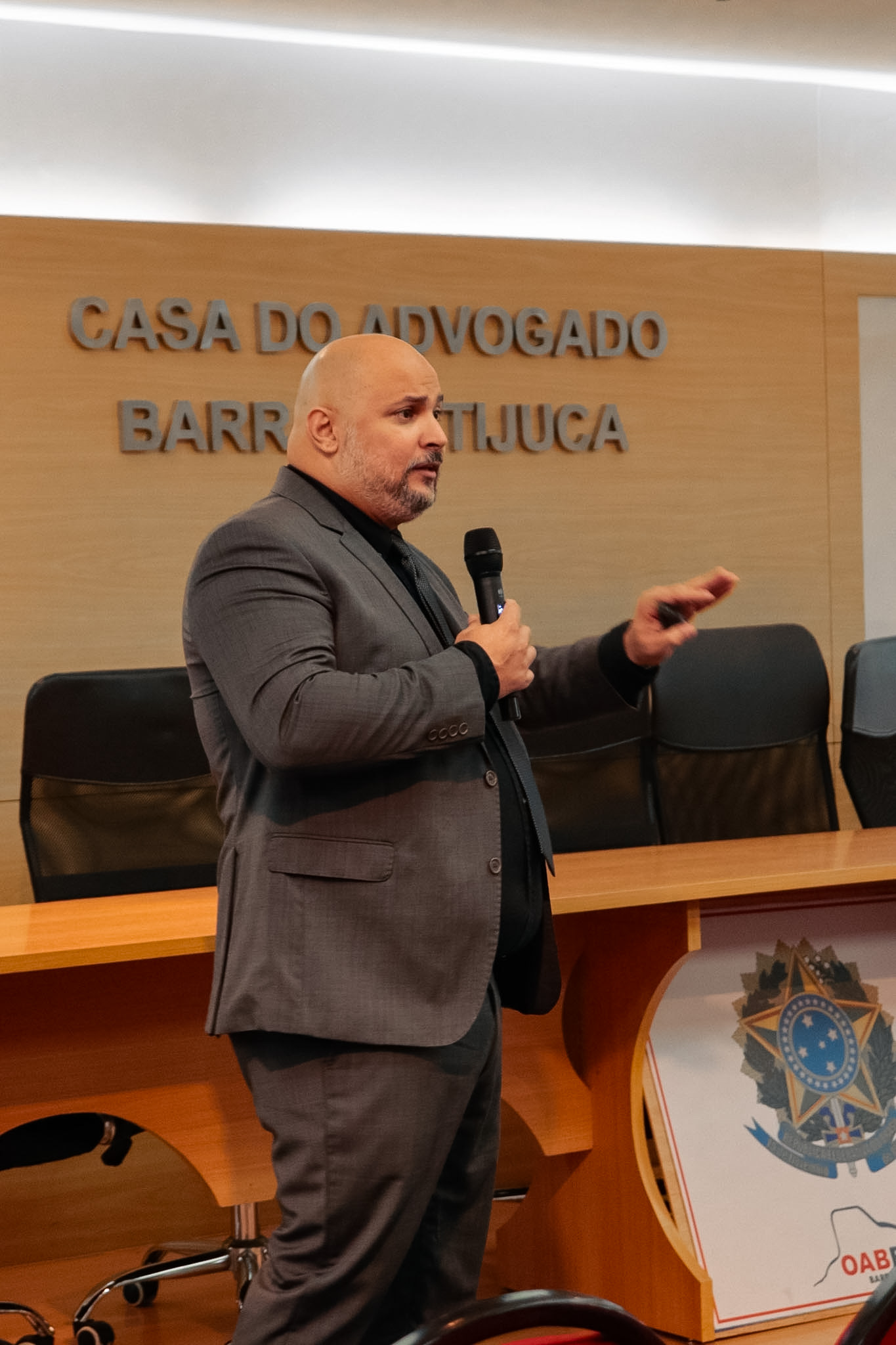 Leandro Muniz ministrando palestra na Casa do Advogado da Barra da Tijuca