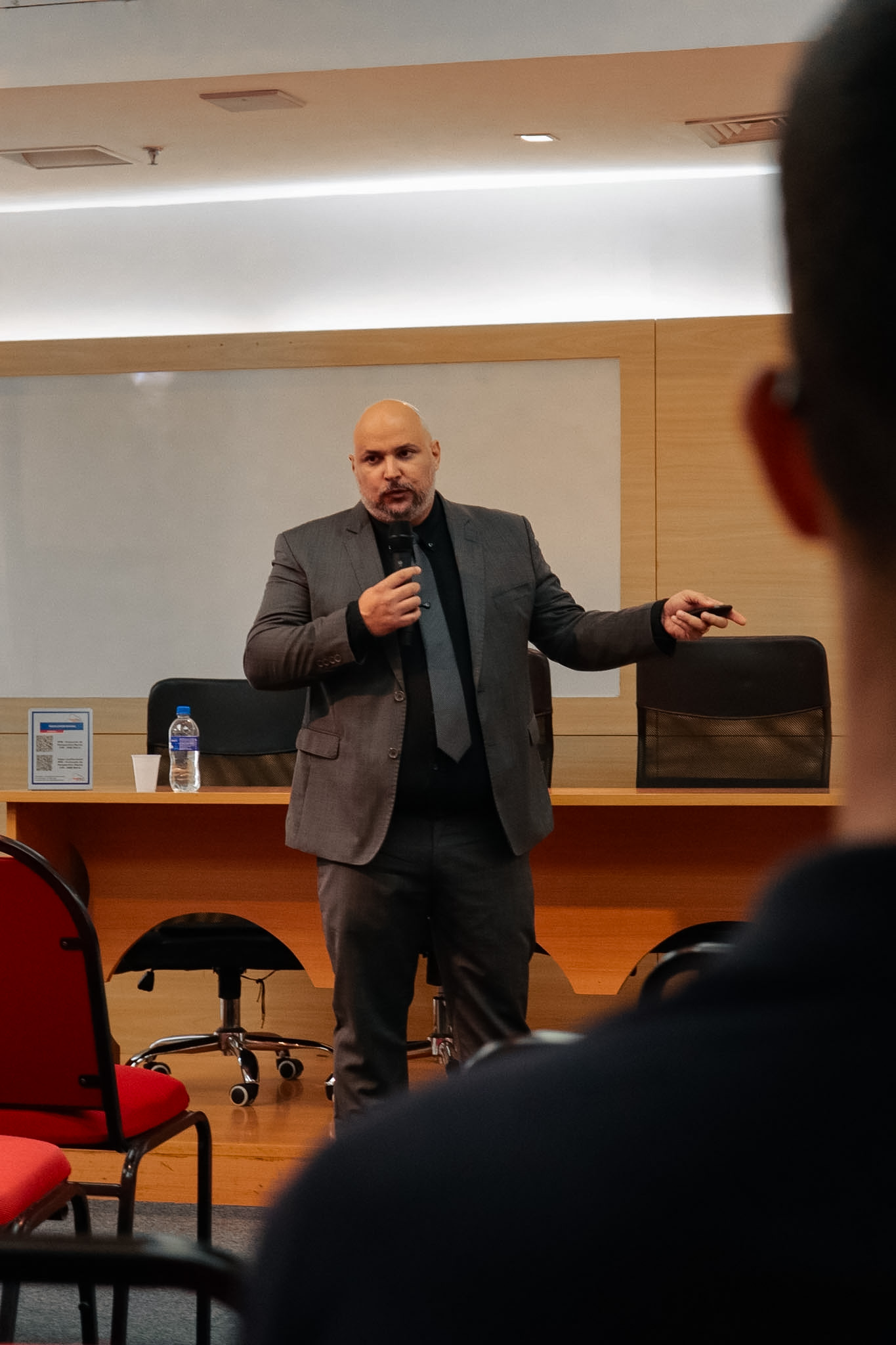 Leandro Muniz apresentando conteúdo técnico durante palestra